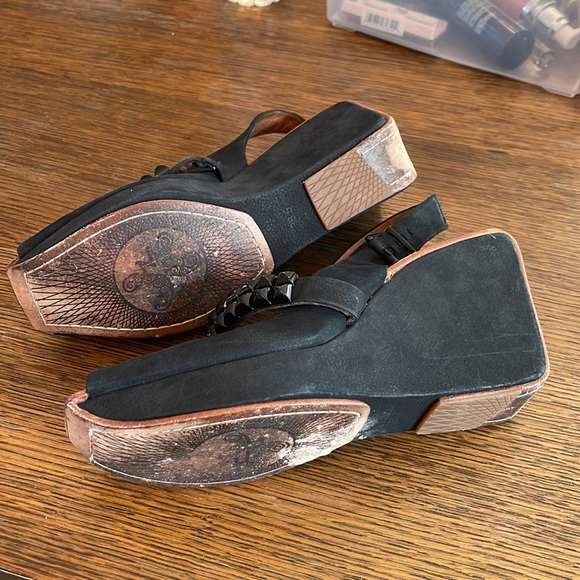 Modern Vintage black peeptoe studded wedges - Picture 7 of 11